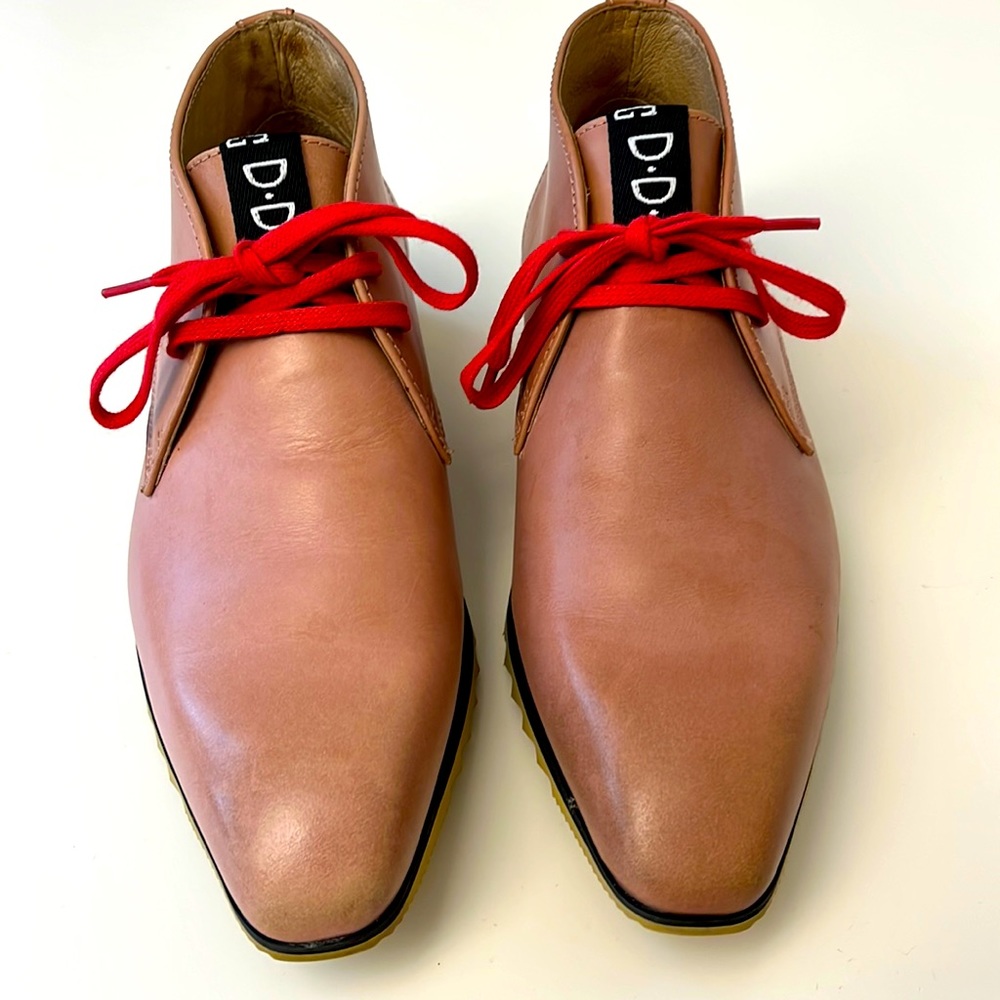 John Fluevog casual laceups. Unisex - men’s 7 women’s 9 in light pink.